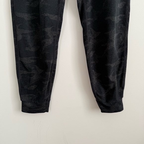Vuori Camo Performance Jogger - Picture 9 of 12
